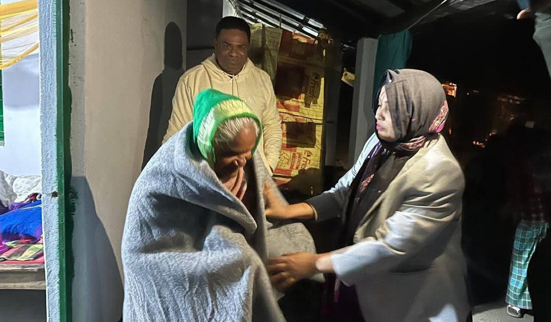 রাতে শীতার্তদের দ্বারে দ্বারে কম্বল হাতে আলমডাঙ্গার ইউএনও