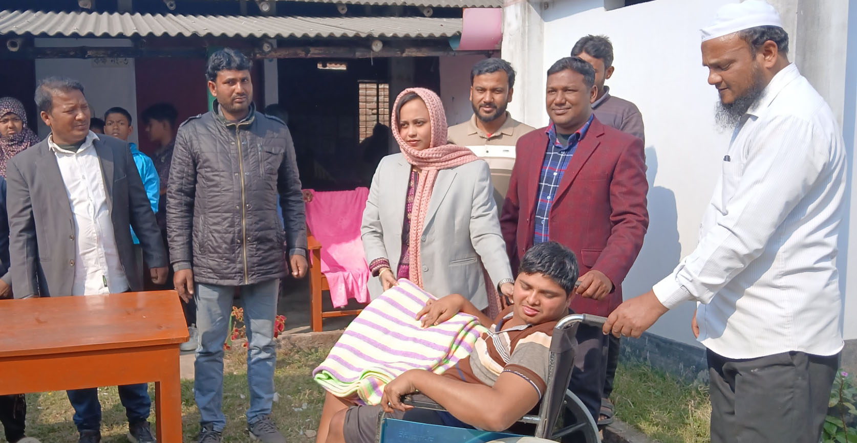 আলমডাঙ্গায় উষ্ণতা নিয়ে প্রতিবন্ধী ও অটিজম বিদ্যালয়ের শিক্ষার্থীদের পাশে উপজেলা প্রশাসন