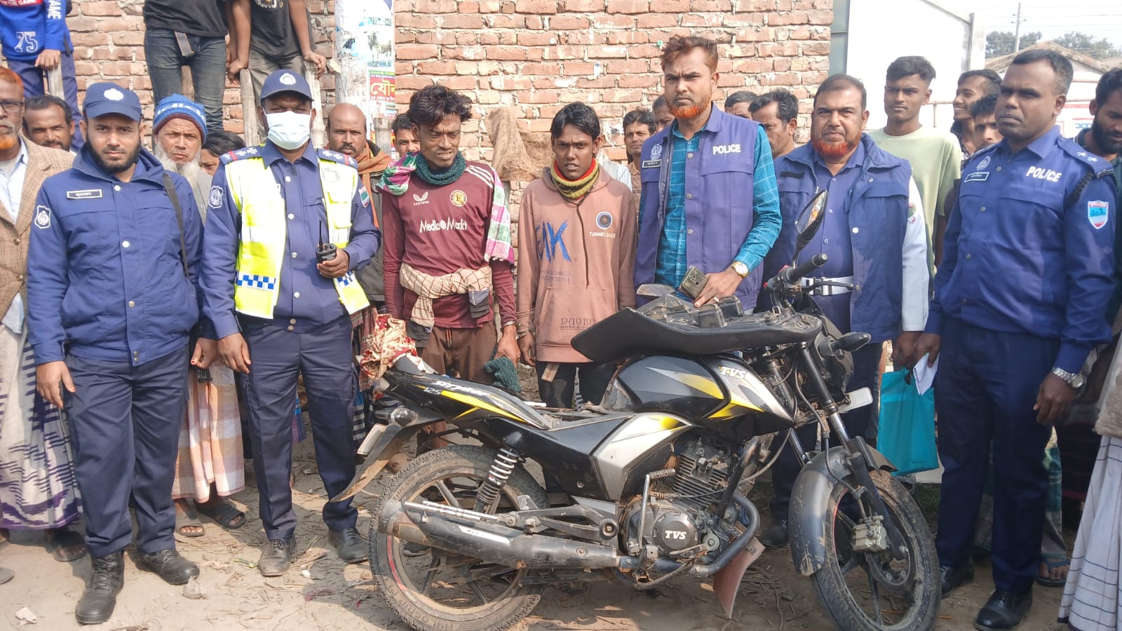 আলমডাঙ্গায় মোটরসাইকেল চেকিংকালে দেশীয় অস্ত্রসহ দুইজন গ্রেফতার