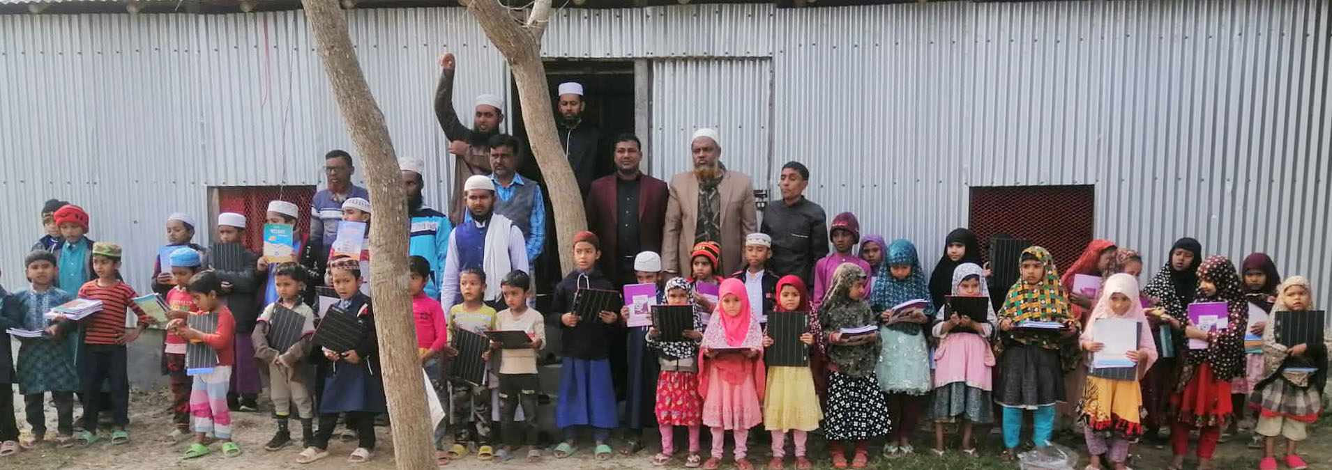 আলমডাঙ্গার ডাউকি মাদ্রাসা-এতিমখানার শিক্ষার্থীদের মাঝে শিক্ষা সামগ্রী বিতরণ