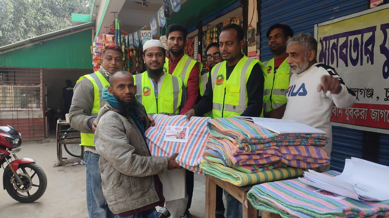 মানবতার যুব সমাজের উদ্যোগে হাটকালুগঞ্জে শীতার্তদের মাঝে কম্বল বিতরণ
