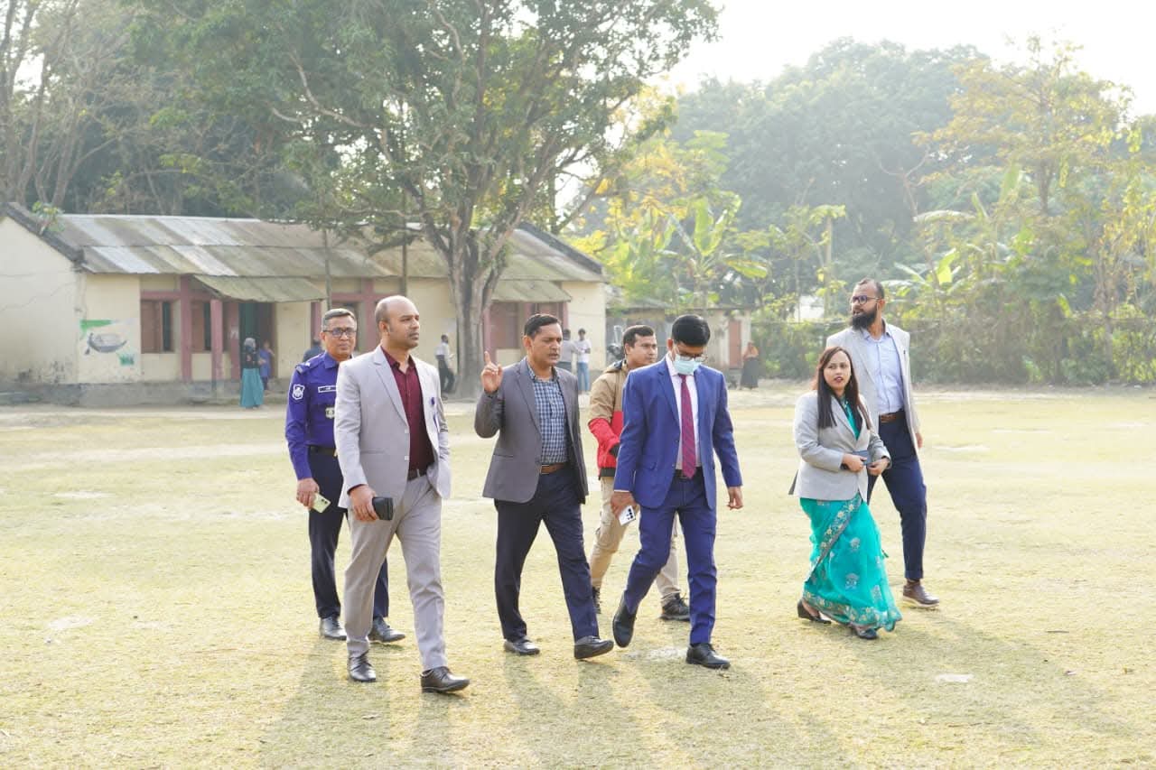আলমডাঙ্গায় ঝুঁকিপূর্ণ ভোটকেন্দ্র পরিদর্শনে জেলা প্রশাসক ও পুলিশ সুপার