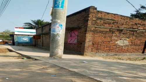 ড্রেনের মাঝখানে ৫ বৈদ্যুতিক খুঁটি রেখেই ঢালাই, আলমডাঙ্গায় ক্ষোভ