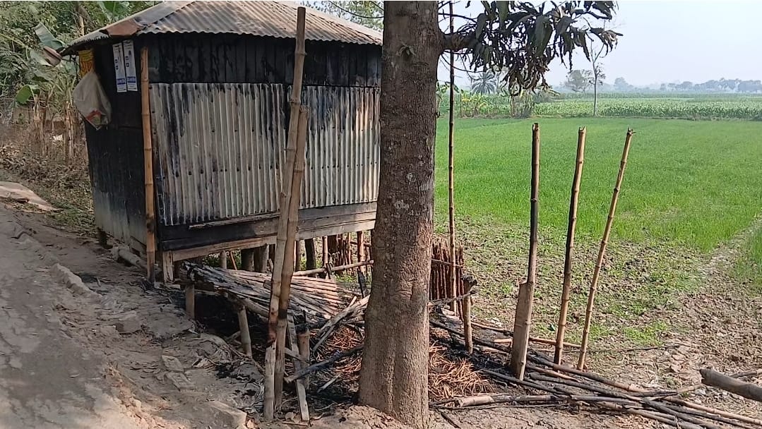 আলমডাঙ্গার নওলামারীতে ব্যবসায়ীর দোকানে অগ্নিসংযোগের অভিযোগ, চাচাতো ভাইকে ঘিরে সন্দেহ