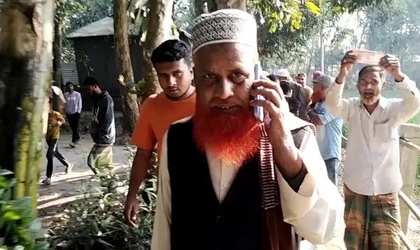 জাতীয় নির্বাচন | ভোটারদের টাকা দেওয়ার সময় জনতার তোপের মুখে জামায়াত নেতা