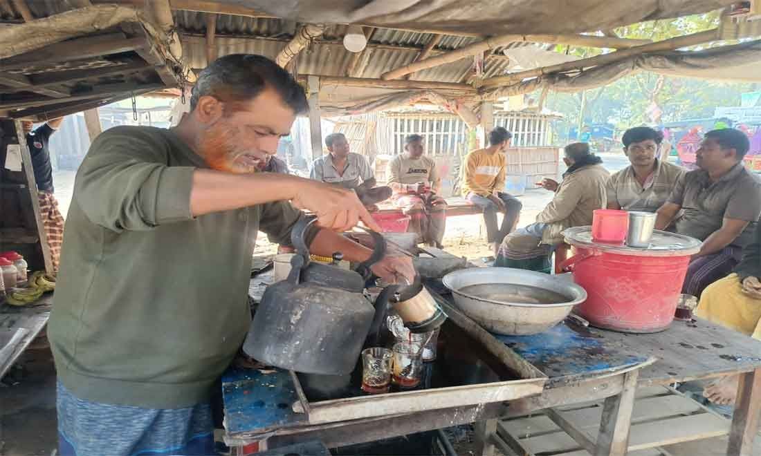 চুয়াডাঙ্গায় চায়ের কাপে ভোটের চুমুক: জমে উঠেছে ধানের শীষ-দাঁড়িপাল্লার লড়াই