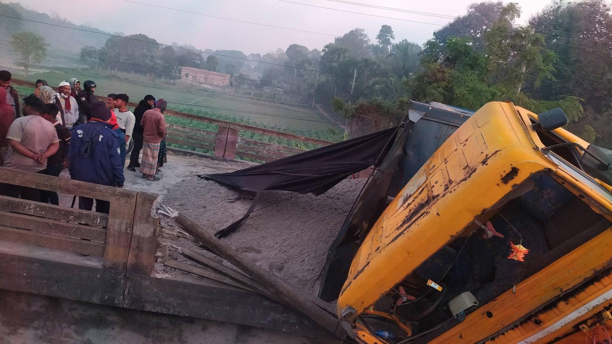 হাজারো যাত্রীর চরম ভোগান্তি | কুষ্টিয়া-মেহেরপুর সড়কে ড্রাম ট্রাক উল্টে যান চলাচল বন্ধ
