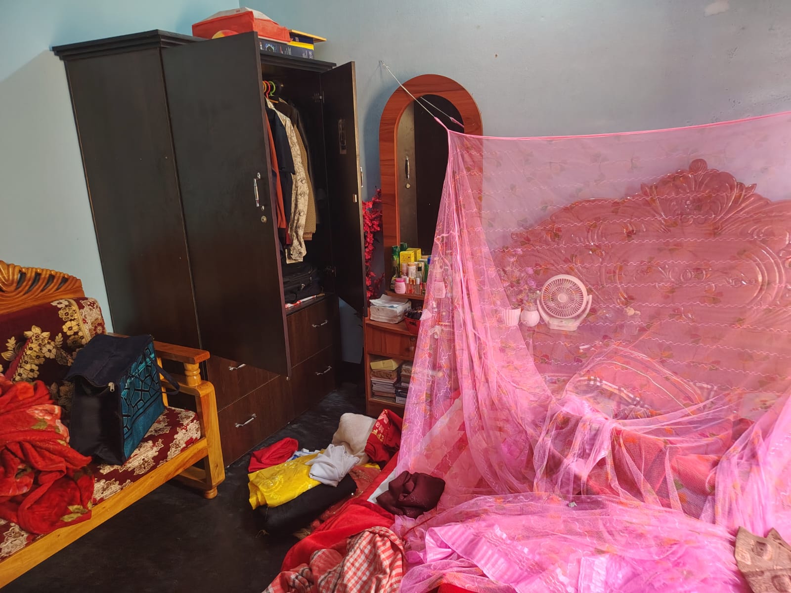 আলমডাঙ্গার কেশবপুরে সাবেক সেনা সদস্য ও বিএনপি নেতার বাড়িতে হামলা-লুটপাট, আটক ১