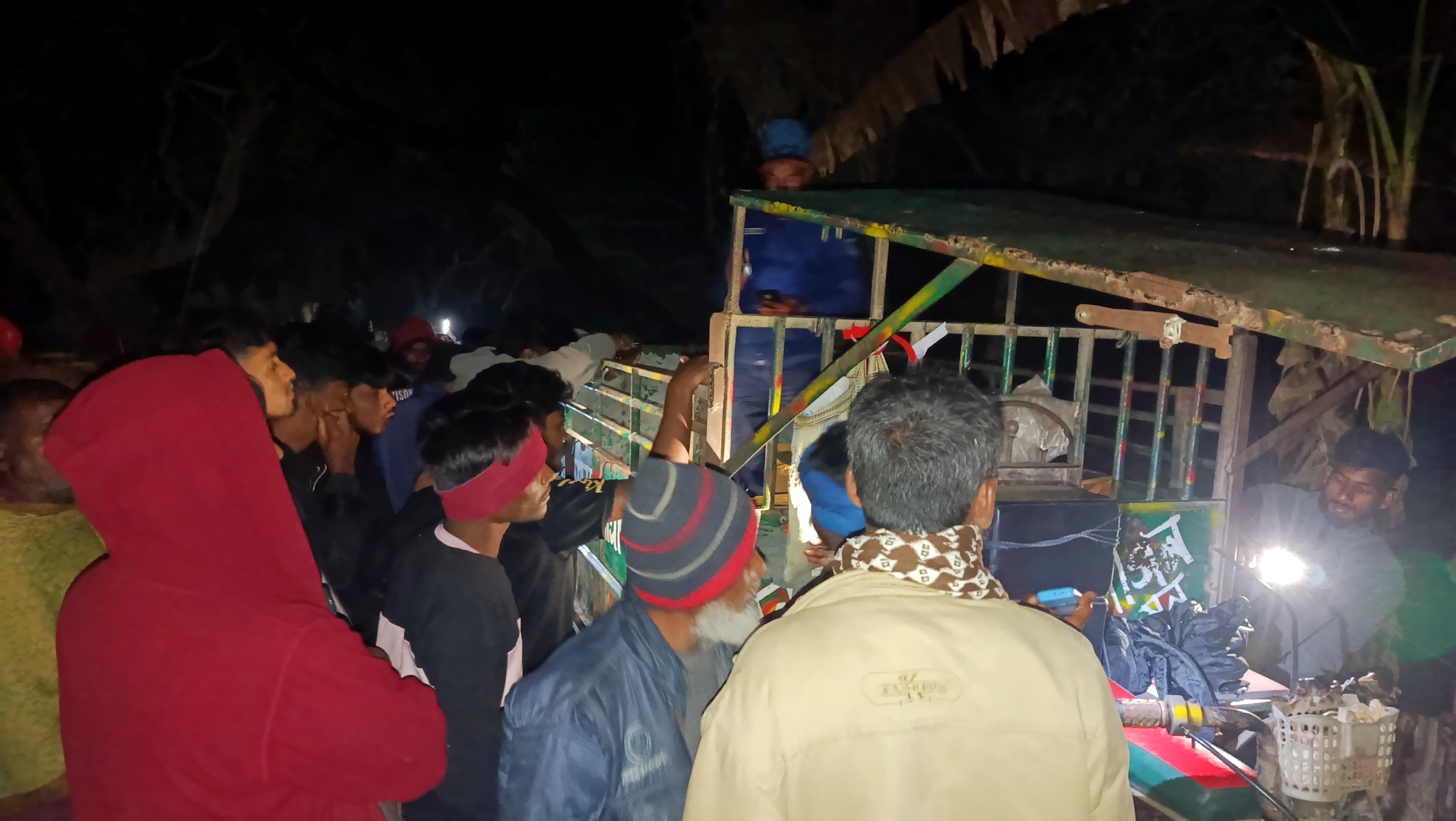 আলমডাঙ্গা-হাটবোয়ালিয়া সড়কের আলোচিত বৈদ্যনাথপুর মাঠে পণ্য ডেলিভারি ম‌্যা‌নকে থামিয়ে  টাকা ছিনতাইয়ের অভিযোগ: ডে‌লিভা‌রি ম‌্যান রহস্যজনকভাবে নিখোঁজ