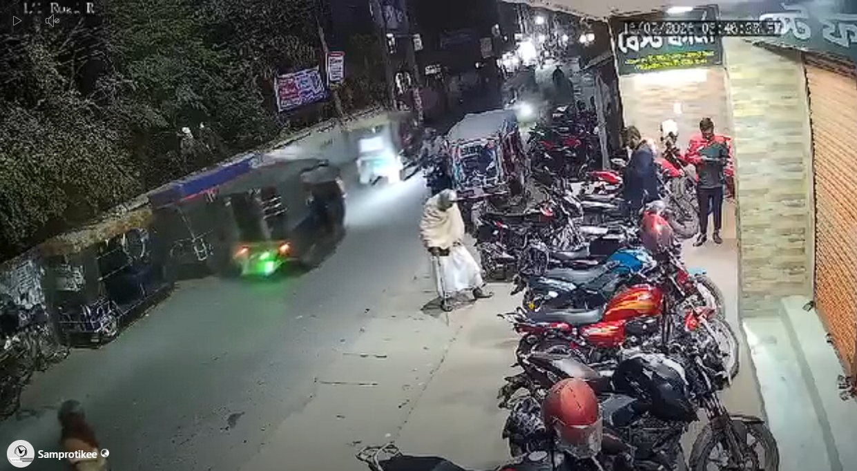 সিসিটিভি ফুটেজে ধরা পড়ল চুরির দৃশ্য | চুয়াডাঙ্গায় ক্লিনিকের সামনে থেকে ইজিবাইক চুরি