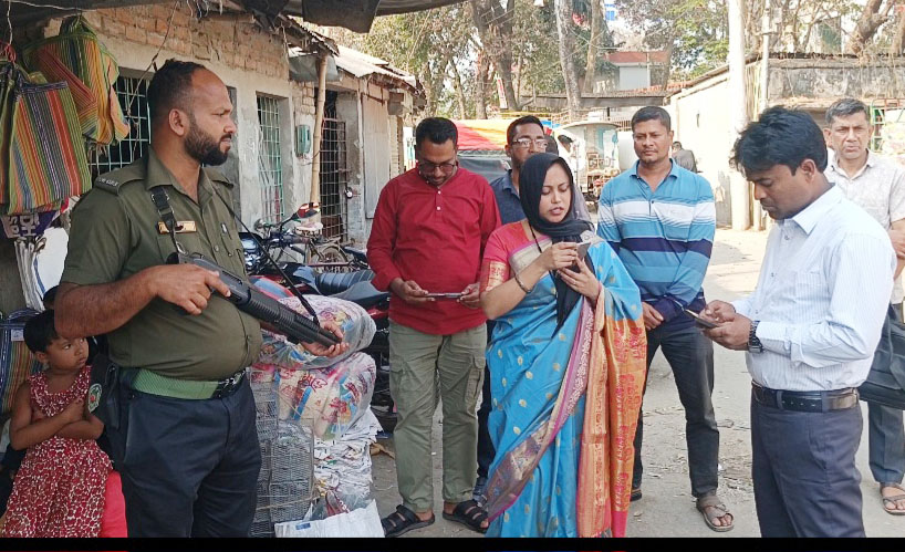 আলমডাঙ্গা বাজারে ভ্রাম্যমাণ আদালত পরিচালনা করে দুই প্রতিষ্ঠানে জরিমানা