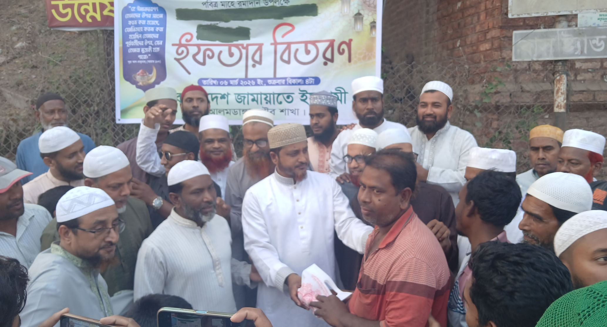 আলমডাঙ্গায় পথচারীদের মাঝে ইফতার বিতরণ, উদ্বোধন করলেন এমপি অ্যাড. মাসুদ পারভেজ রাসেল