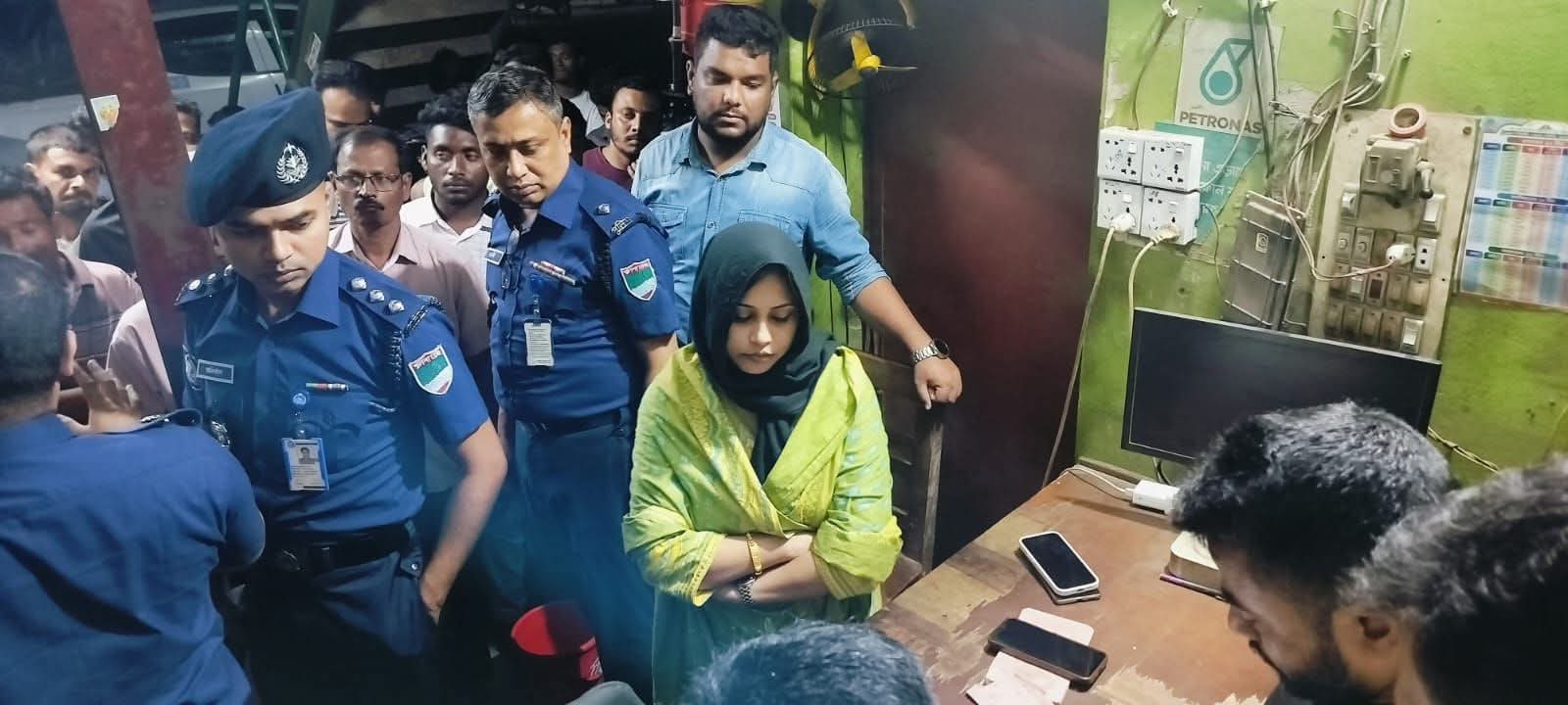 তেল কা‌ন্ডে রা‌তেই অভিযান চালিয়ে প্রশংসায় ভাসছেন আলমডাঙ্গা উপজেলা নির্বাহী অফিসার পান্না আক্তার