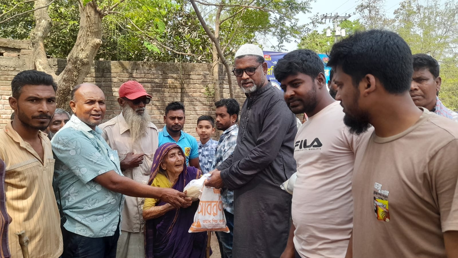 আলমডাঙ্গায় ৭ হাজার দুস্থের মাঝে ঈদ উপহার বিতরণ করলেন সেলিম চেয়ারম্যান
