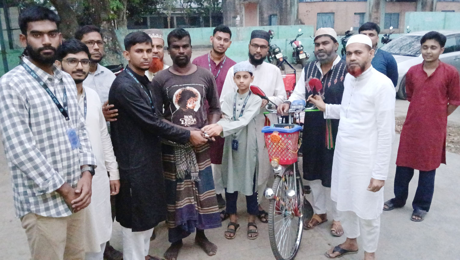 আলমডাঙ্গায় অসহায় ভ্যানচালককে পাখিভ্যান উপহার দিলো হিলফুল ফুজুল সংগঠন