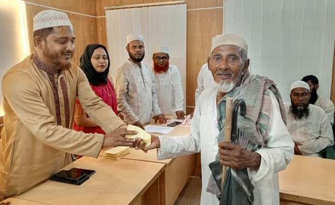 আলমডাঙ্গা উপজেলা পরিষদে দুস্থ ও এতিমদের মাঝে প্রধানমন্ত্রীর ত্রাণ তহবিলের অর্থ বিতরণ