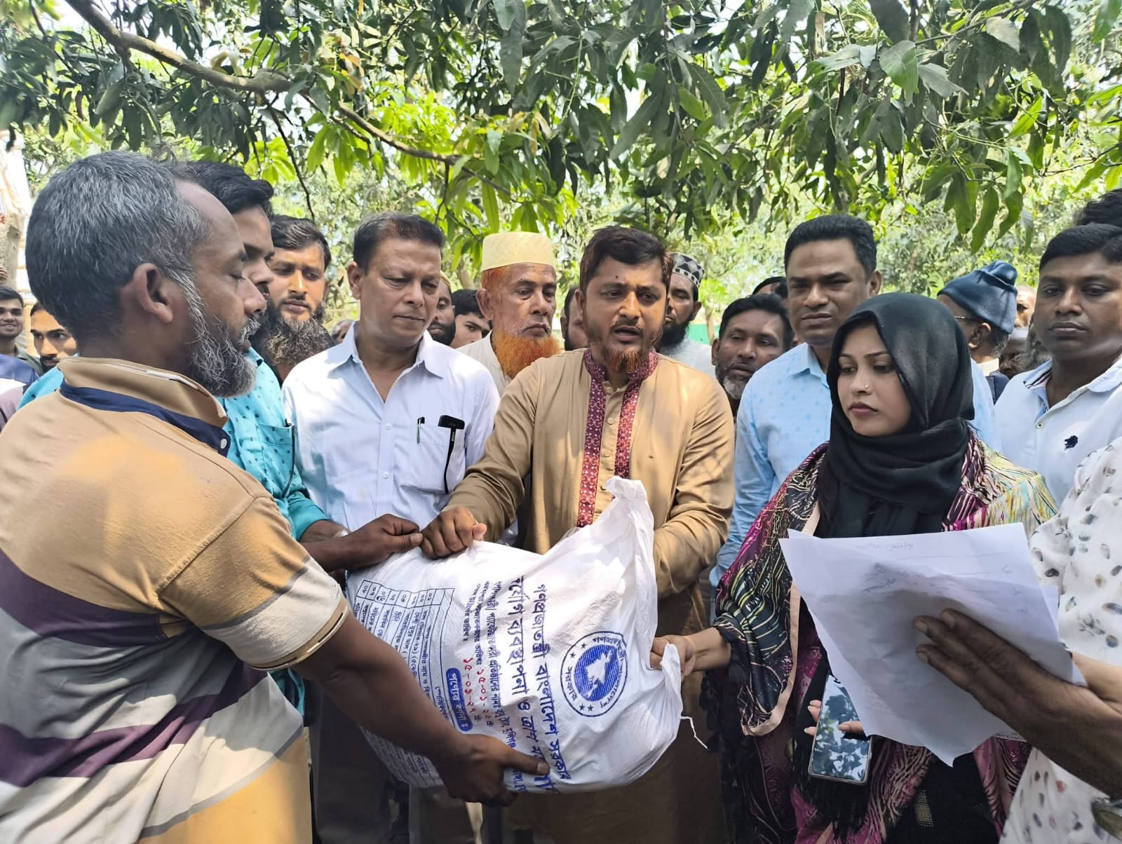 আলমডাঙ্গায় আকস্মিক ঘূর্ণিঝড়ে ১ জন নিহত, ব্যাপক ক্ষয়ক্ষতি—ক্ষতিগ্রস্ত এলাকা পরিদর্শনে এমপি অ‌্যাড. রা‌সেল