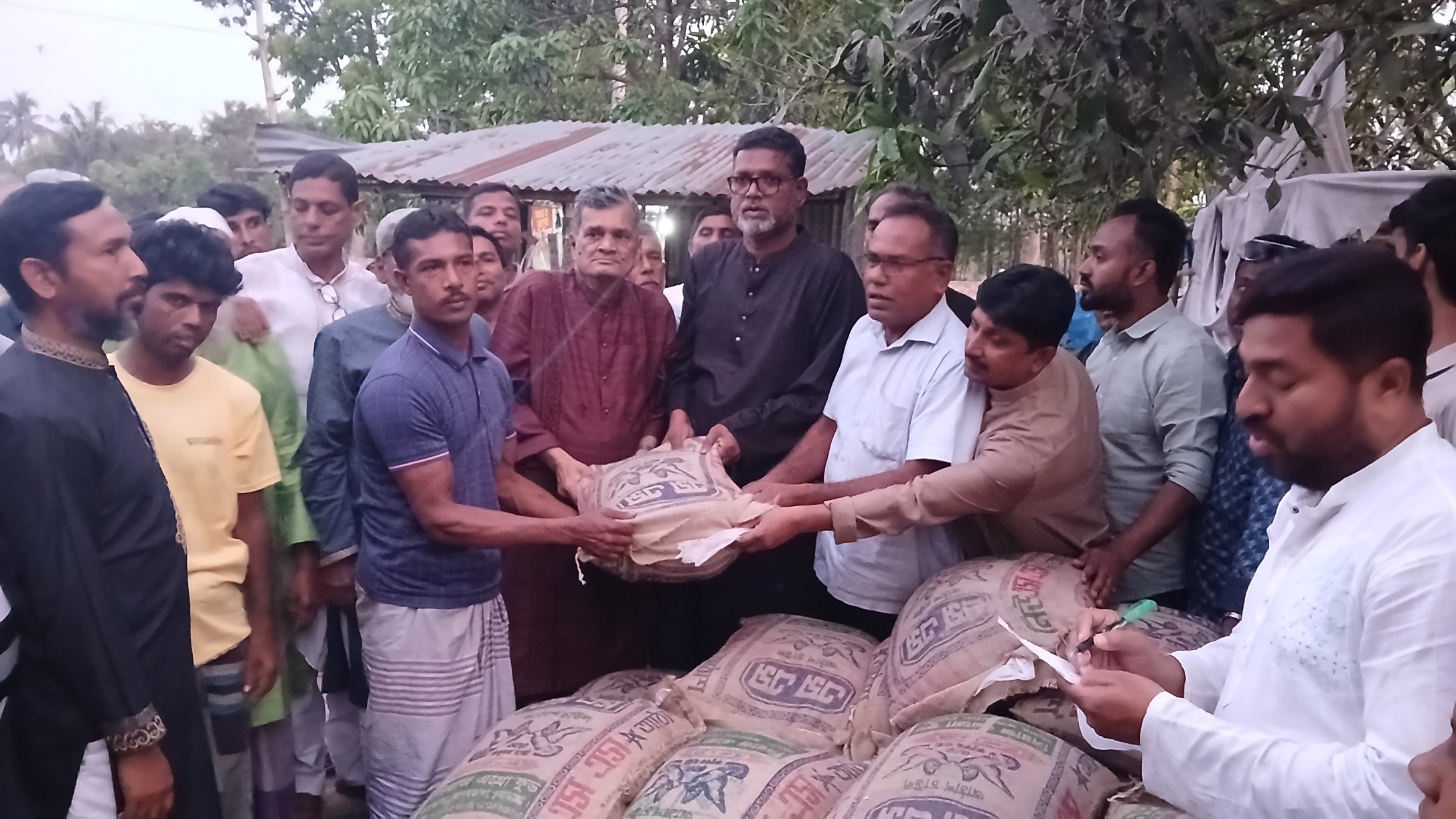 ঘূর্ণিঝড়ের ধ্বংসস্তূপে মানবতার হাত -উদয়পুর-কাঁঠাভাঙ্গা-হারদীর ক্ষতিগ্রস্তদের পাশে সেলিম চেয়ারম্যান