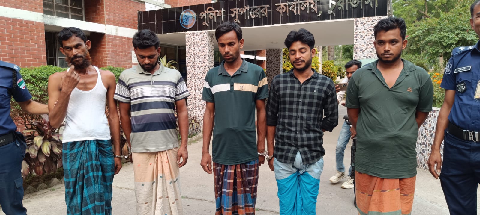 চুয়াডাঙ্গায় কিশোরিকে গণধর্ষণের ঘটনায় নারীসহ ৬ জন গ্রেফতার