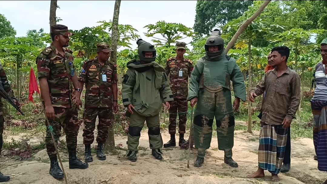 চুয়াডাঙ্গায় ৭টি শক্তিশালি ল্যান্ডমাইন নিস্ক্রিয় করলো সেনাবাহিনির বোম ডিসপোজাল ইউনিট