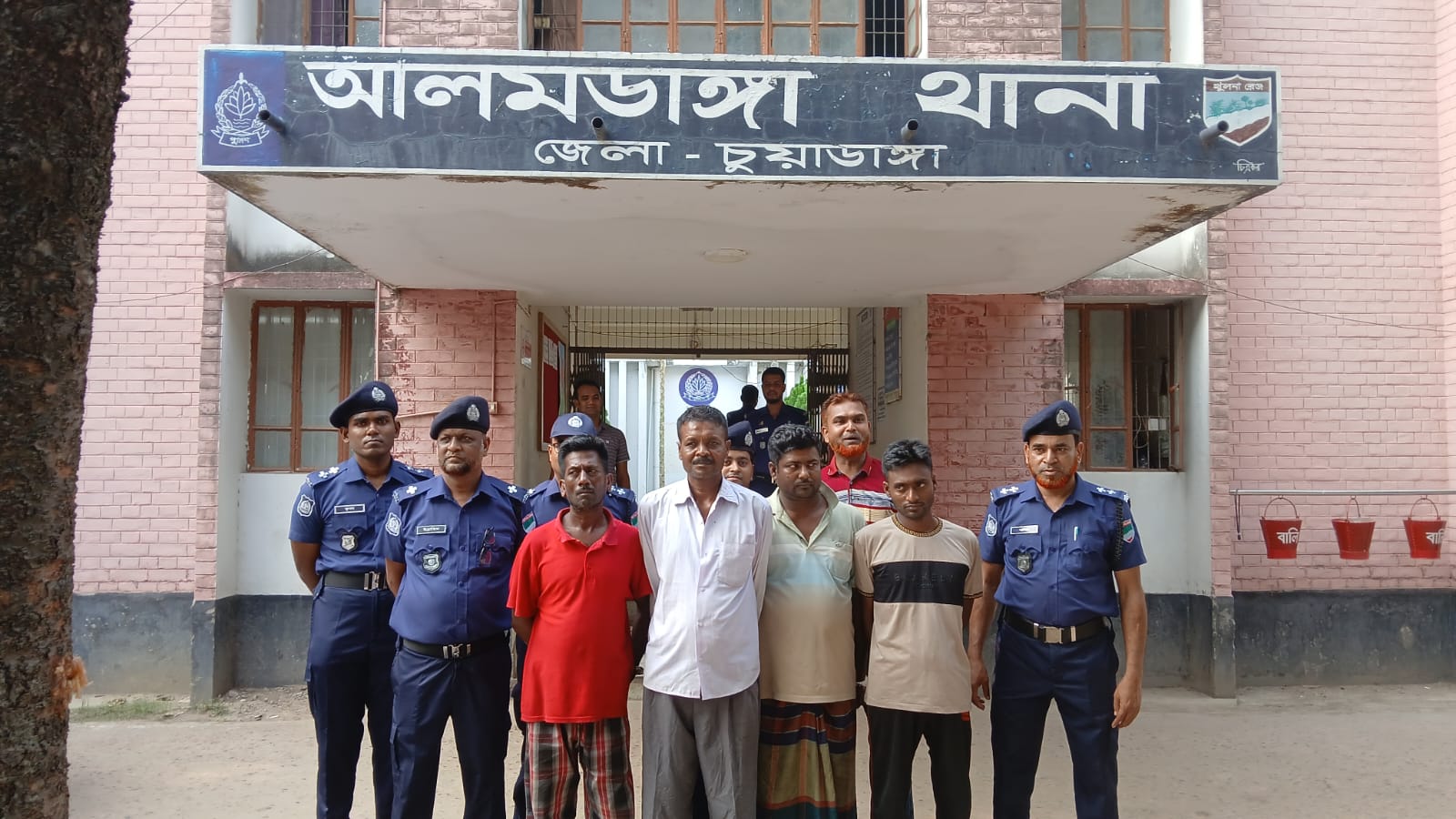 আলমডাঙ্গায় পুলিশের অভিযানে অবৈধ তেল মজুতচক্রের ৪ গ্রেফতার, জব্দ ১১ হাজার লিটার তেলসহ লরি: প্রশংসিত পুলিশ