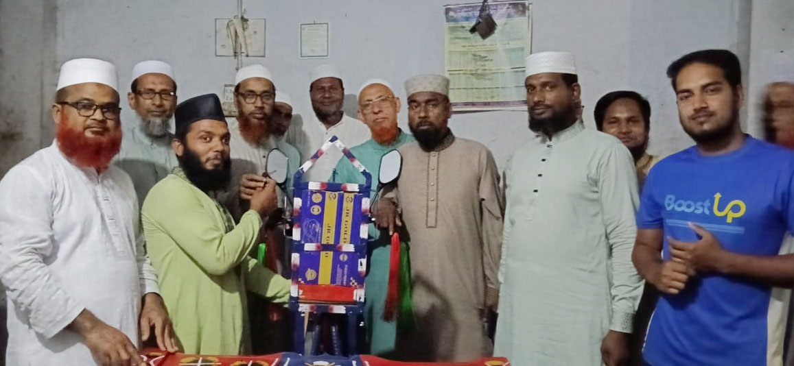আলমডাঙ্গা পৌর জামায়াতের উদ্যোগে শারীরিক প্রতিবন্ধী রকিকে পাখিভ্যান প্রদান