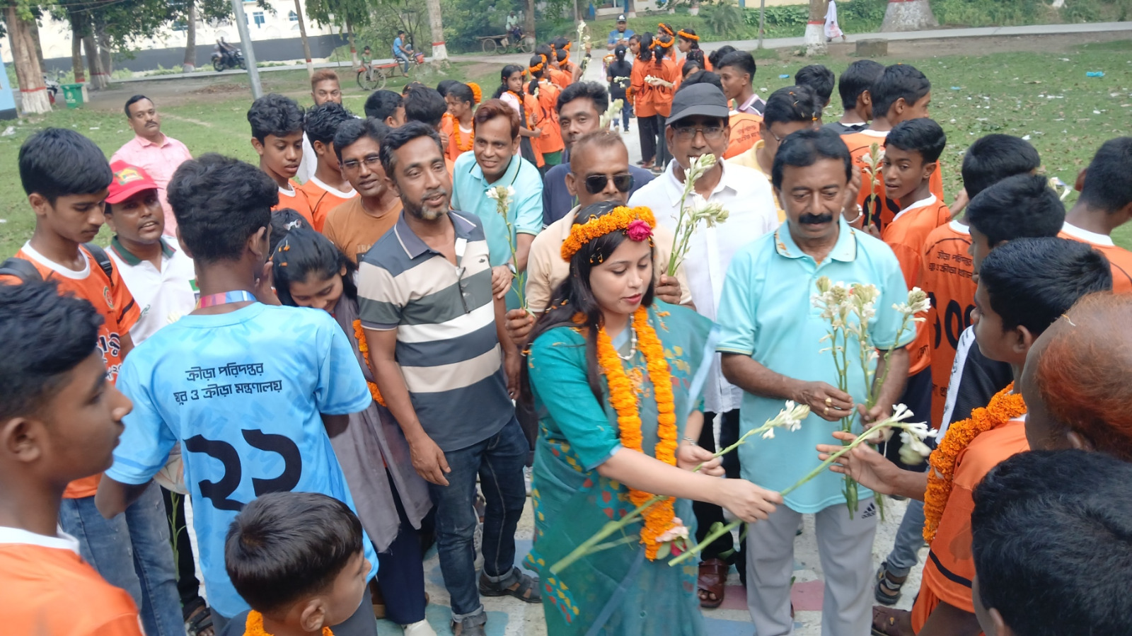নতুন কুঁড়ির জয়োৎসবে উল্লাসে ভাসল আলমডাঙ্গা।। ক্ষুদে চ্যাম্পিয়নদের ফুলেল বরণ ইউএনও’র
