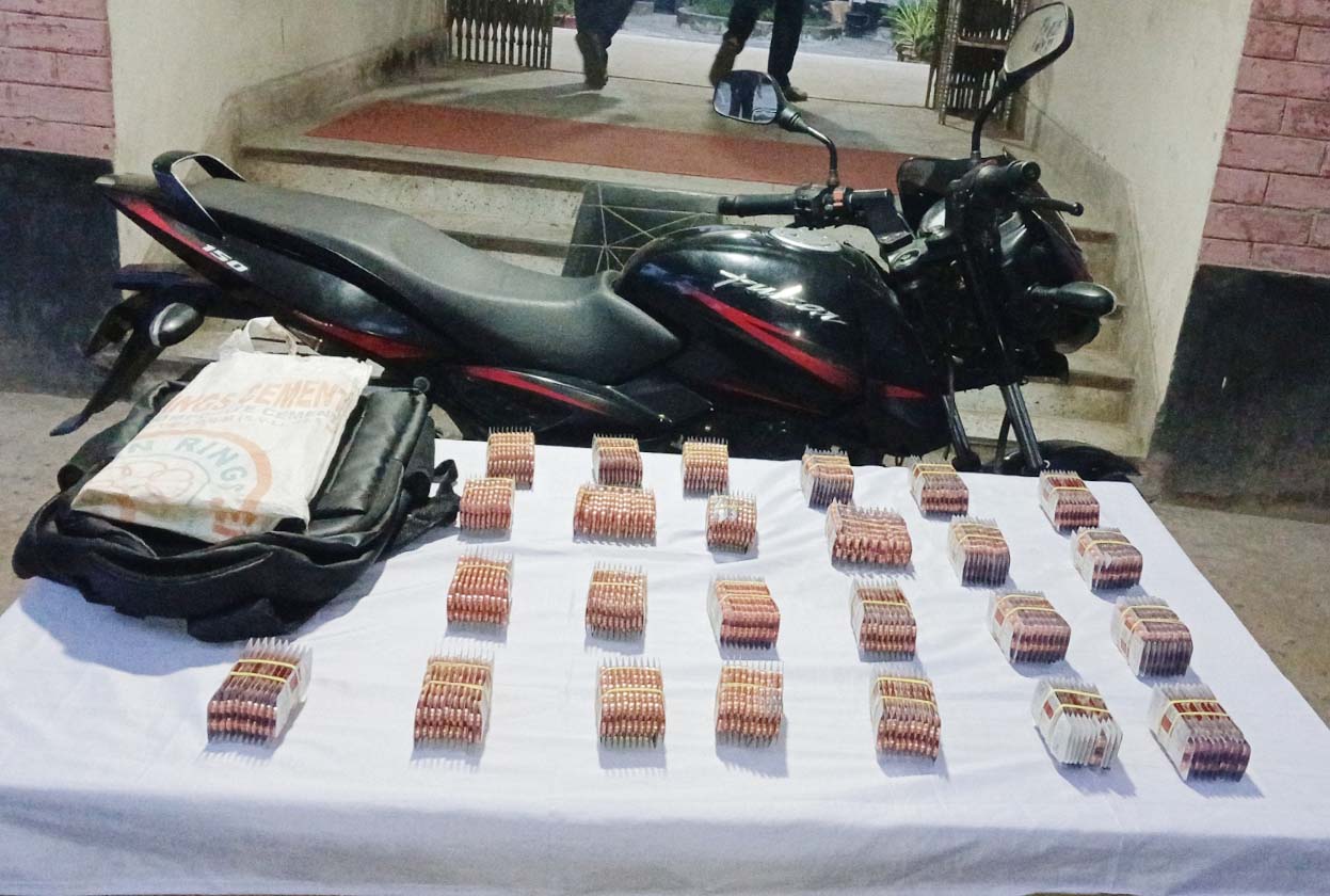আলমডাঙ্গা থানা পুলিশের অভিযানে ৫ হাজার পিস ট্যাপেন্টাডল ও পালসার মোটরসাইকেল উদ্ধার