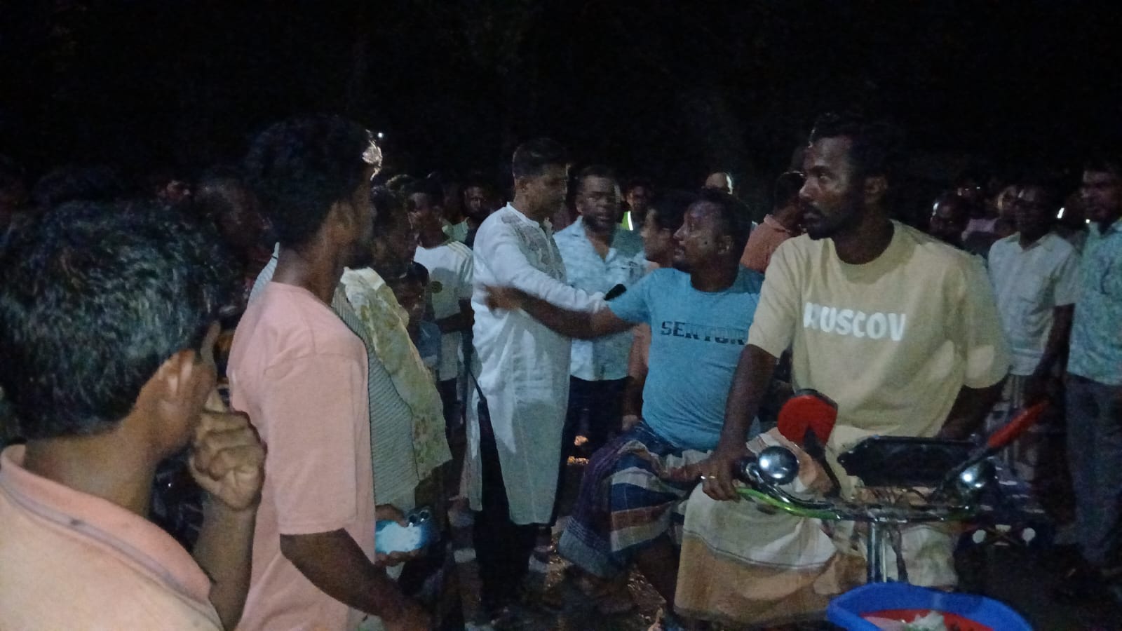 আলমডাঙ্গায় চুরির অভিযোগে দুদু  নামের এক যুবককে সিনেমা স্টাইলে তুলে নিয়ে নির্মমভাবে পিটিয়ে হত্যা
