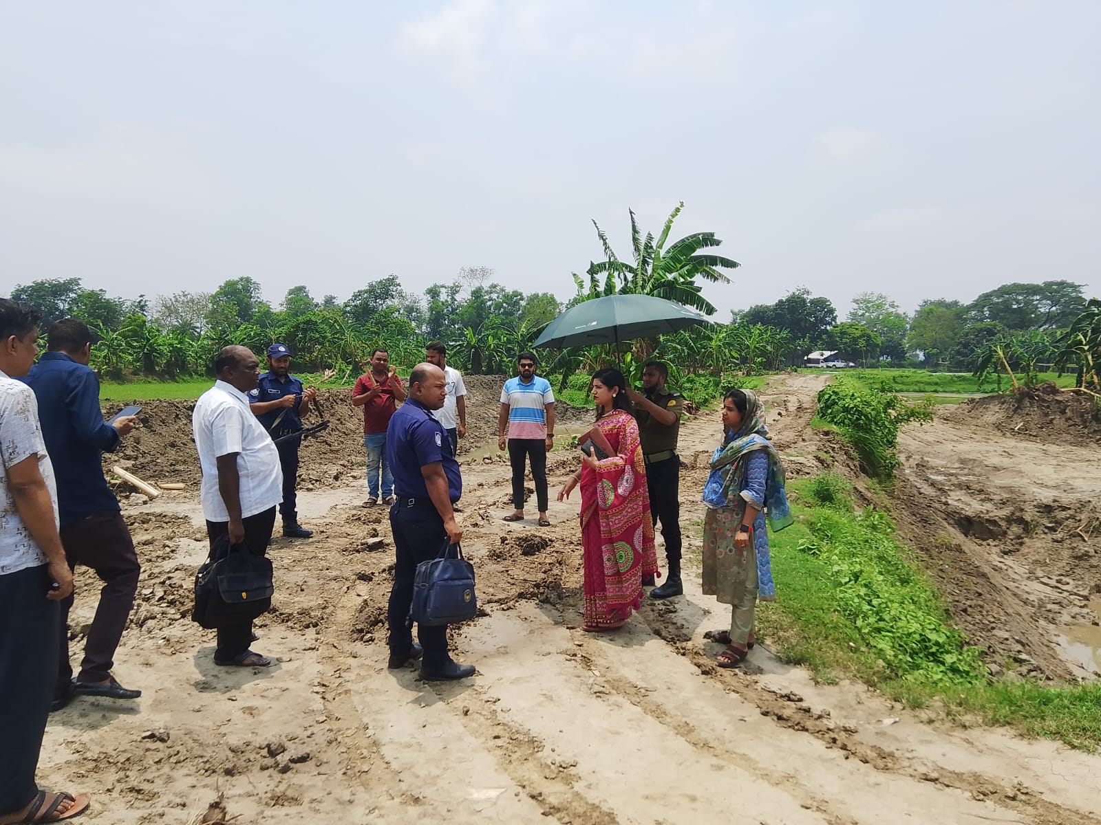 আলমডাঙ্গায় অবৈধ মাটি বাণিজ্যের বিরুদ্ধে ভ্রাম্যমাণ আদালতের অভিযান, মাটি ব্যবসায়ী বাবুকে ৫০ হাজার টাকা জরিমানা