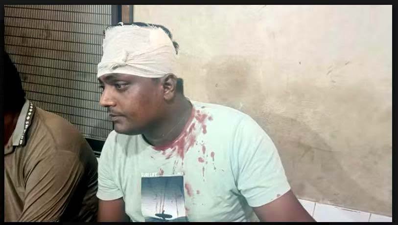 ক্যামেরা, মোবাইলসহ নগদ অর্থ ছিনতাই