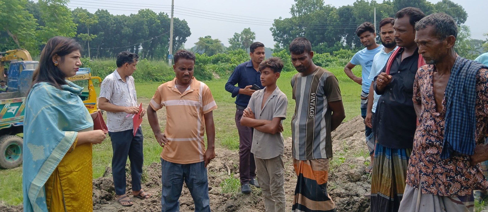 আলমডাঙ্গায় খাল পুনঃখনন প্রকল্পের সদ্য কাটা খালের পাড়ের মাটি কেটে ইটভাটায় বিক্রির দায়ে মা‌টি ব‌‌্যবসায়ী শরিফুল ইসলাম ৫০ হাজার টাকা জরিমানা
