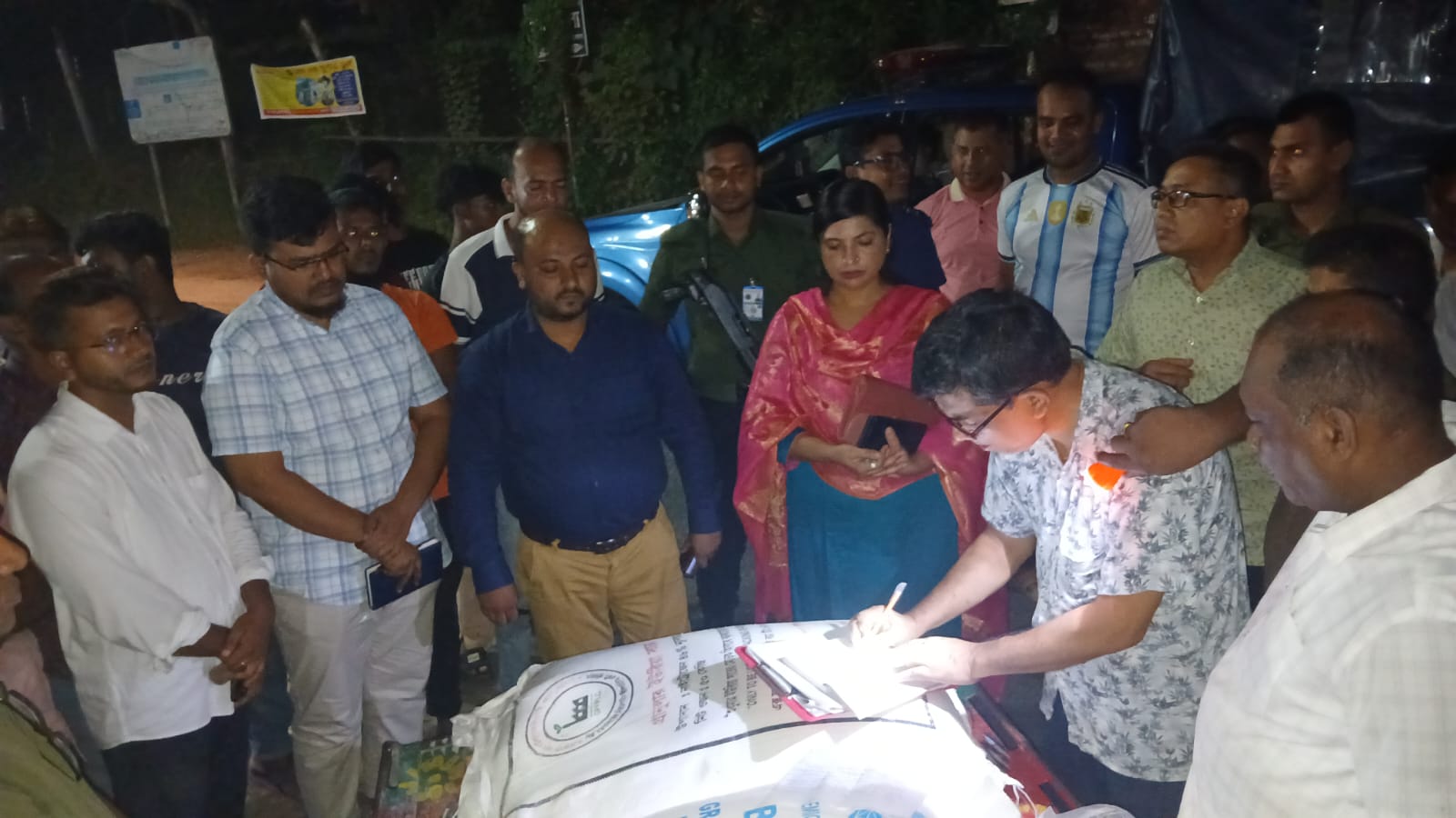 আলমডাঙ্গায় সরকারি সার পাচারচেষ্টা: ডিলারের ছেলেকে জরিমানা, ডিলারশিপ বাতিলের সুপারিশের নির্দেশ