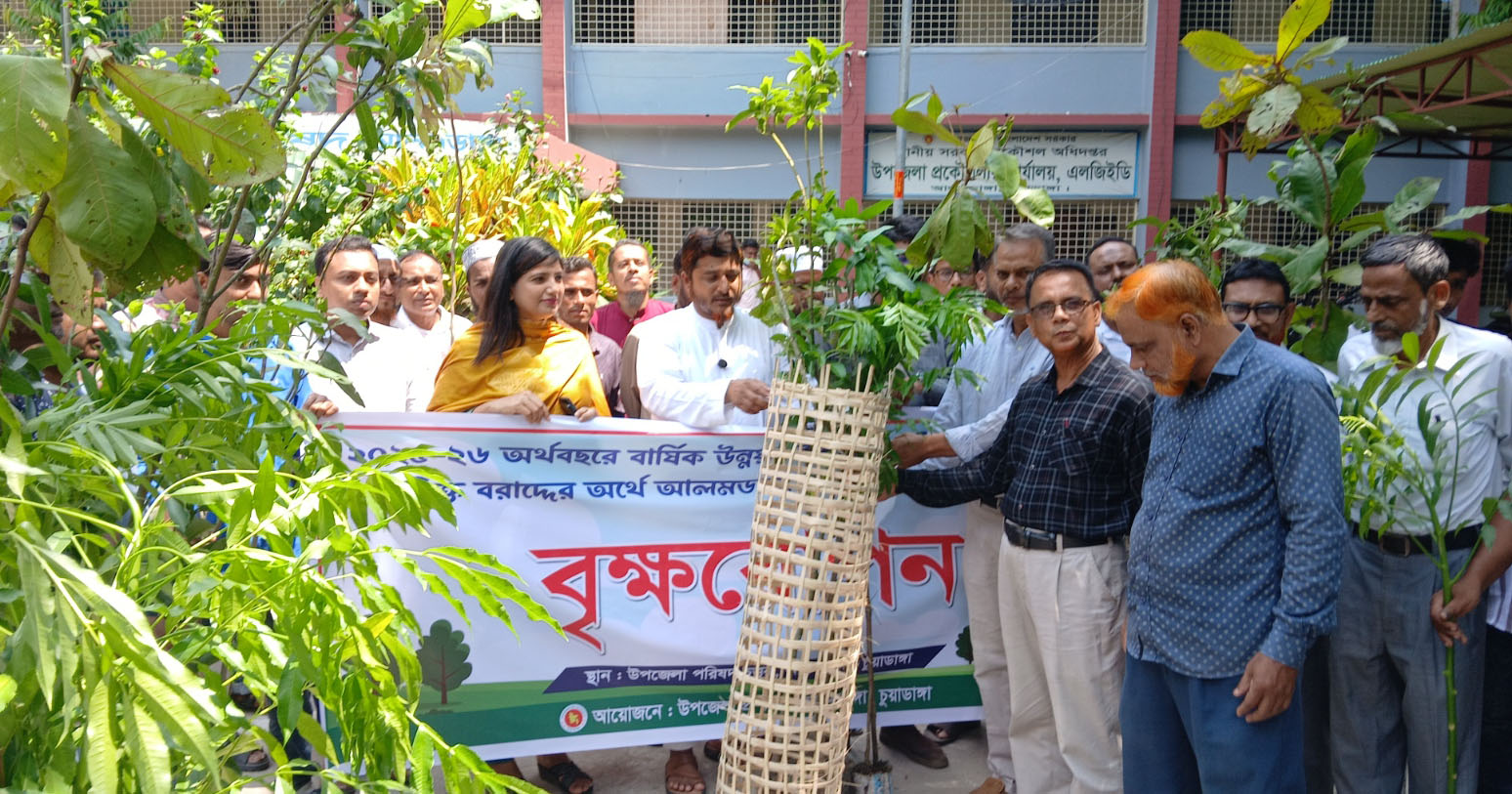 আলমডাঙ্গার বিভিন্ন ইউনিয়ন ও শিক্ষা প্রতিষ্ঠানের প্রতিনিধিদের হাতে গাছের চারা বিতরণ করলেন এমপি রাসেল