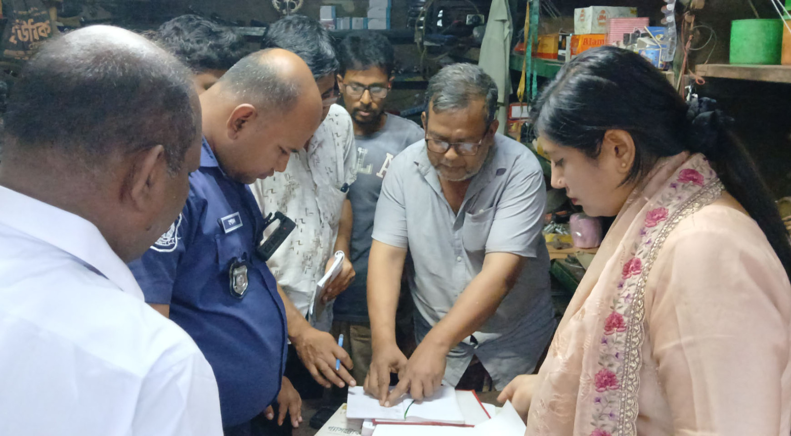 আলমডাঙ্গায় গ্যাস সিলিন্ডারের মূল্যতালিকা প্রদর্শন না করায় ভ্রাম্যমাণ আদালতে ৫ হাজার টাকা জরিমানা