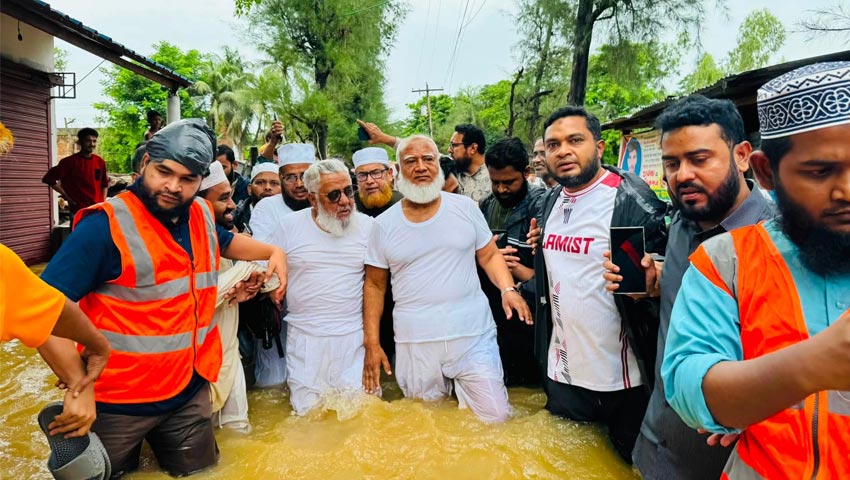 চট্টগ্রামের বন্যায় কোমর পানিতে নেমে জামায়াত আমিরের ত্রাণ বিতরণ, সরকারের দ্রুত পদক্ষেপের আহ্বান