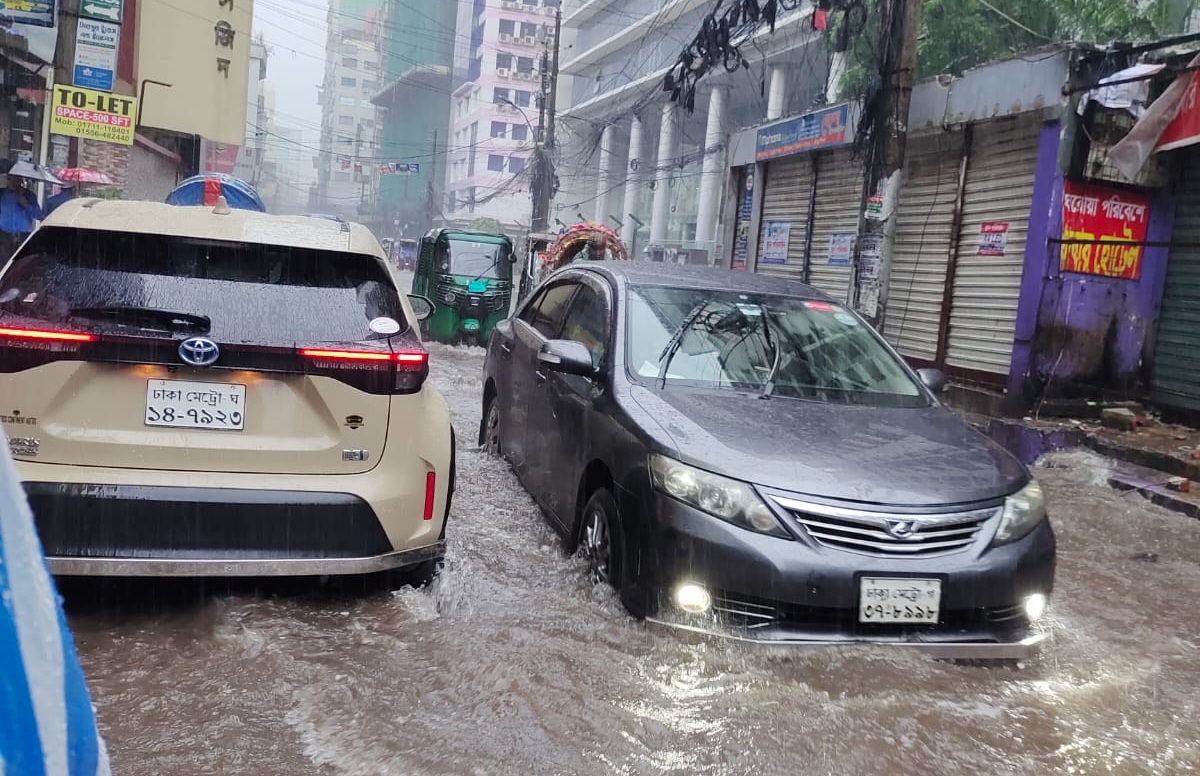 রাজধানীতে টানা বর্ষণে জনজীবনে ব্যাপক দুর্ভোগ