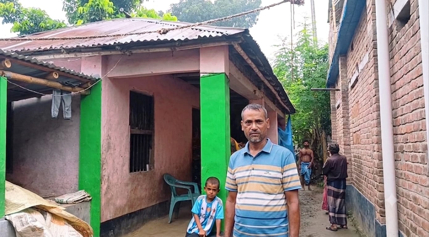 আলমডাঙ্গার শেখপাড়ায় দেশীয় অস্ত্রের মুখে জিম্মি করে গরু বিক্রির টাকা লুট