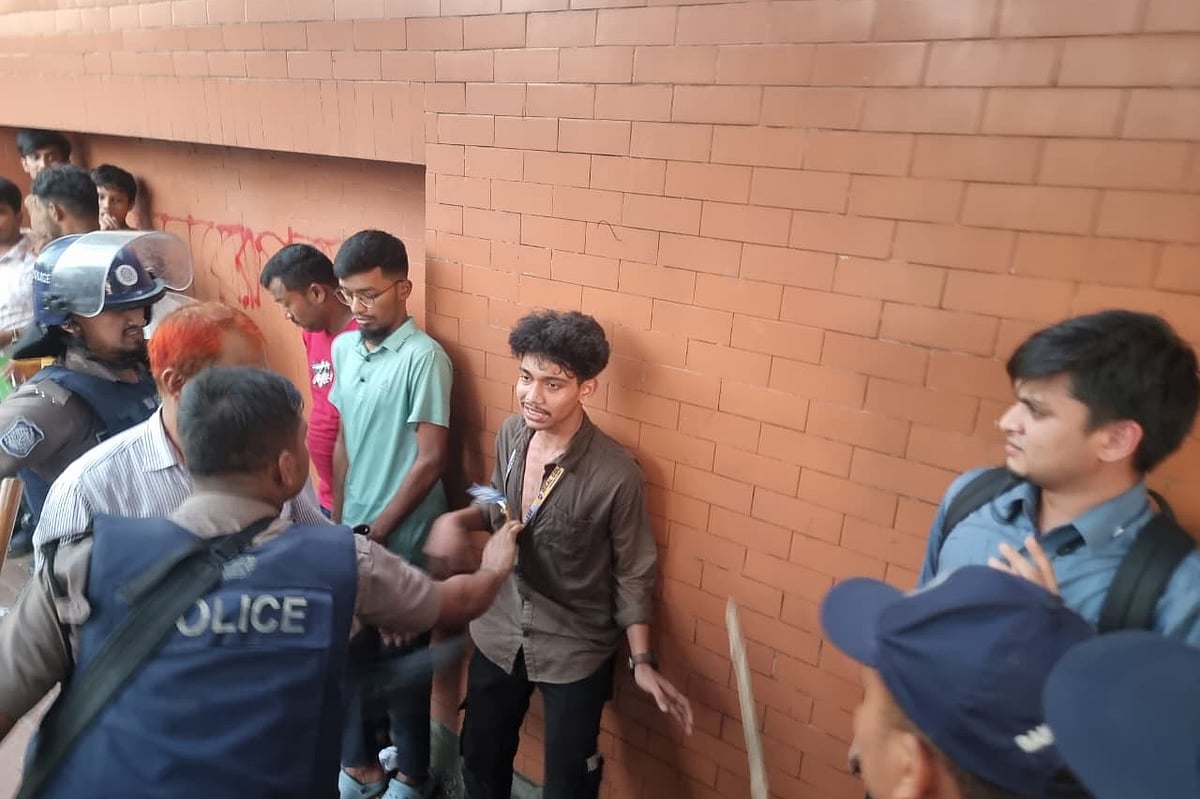 শিক্ষার্থীদের ওপর পুলিশের লাঠিচার্জ