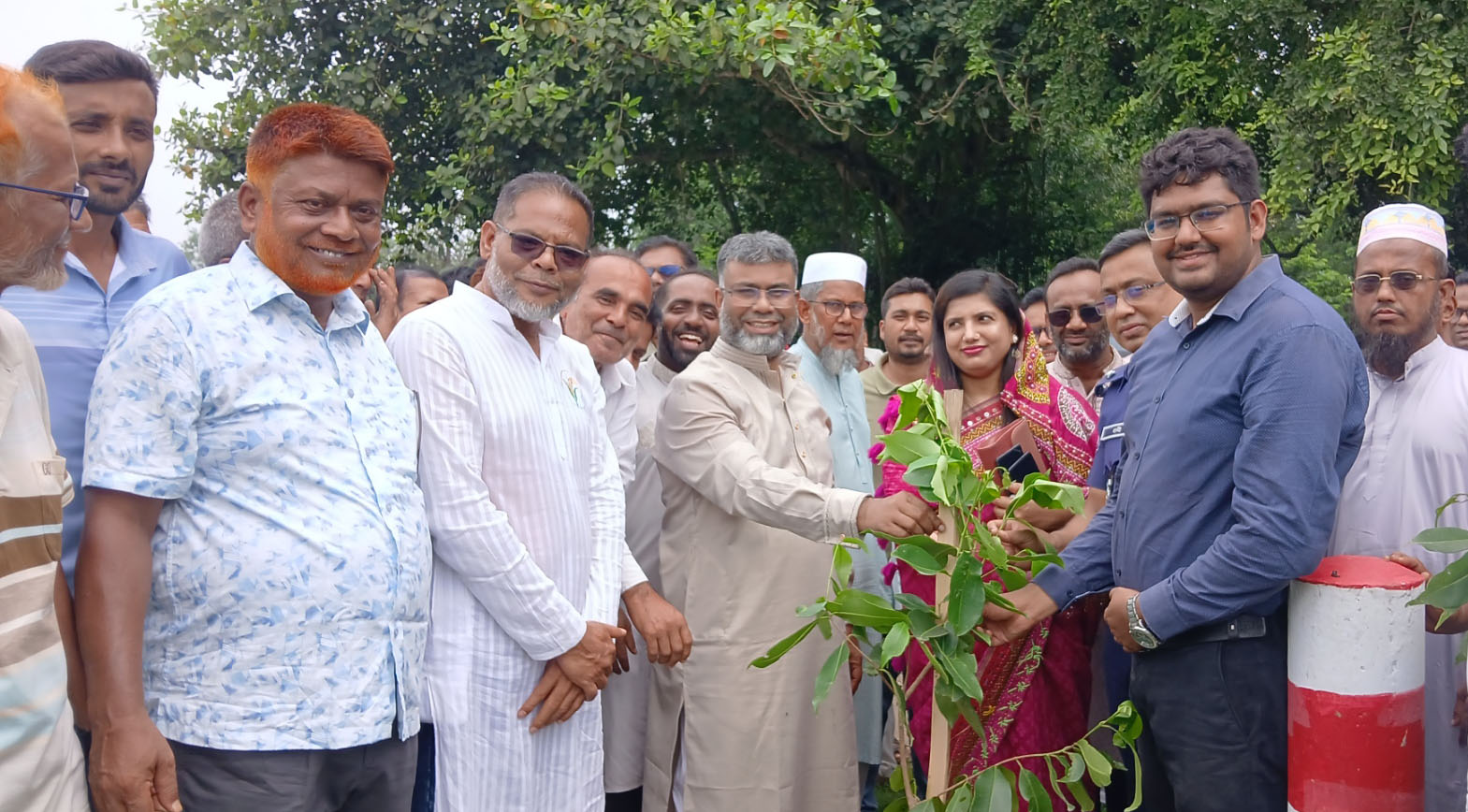 আলমডাঙ্গায় এলজিইডির বৃক্ষরোপণ কর্মসূচির উদ্বোধন কর‌লেন জেলা পরিষদের প্রশাসক শরীফুজ্জামান শরীফ