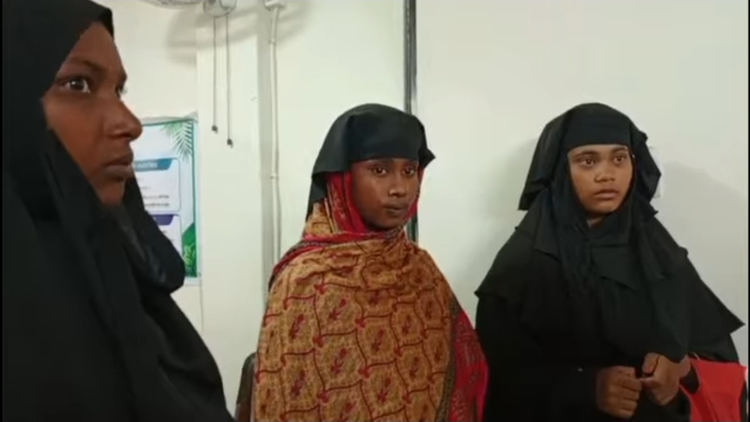 আসমানখালী অগ্রণী ব্যাংকে সন্দেহজনক ঘোরাফেরা, তিন নারীকে আটক করে পুলিশে সোপর্দ