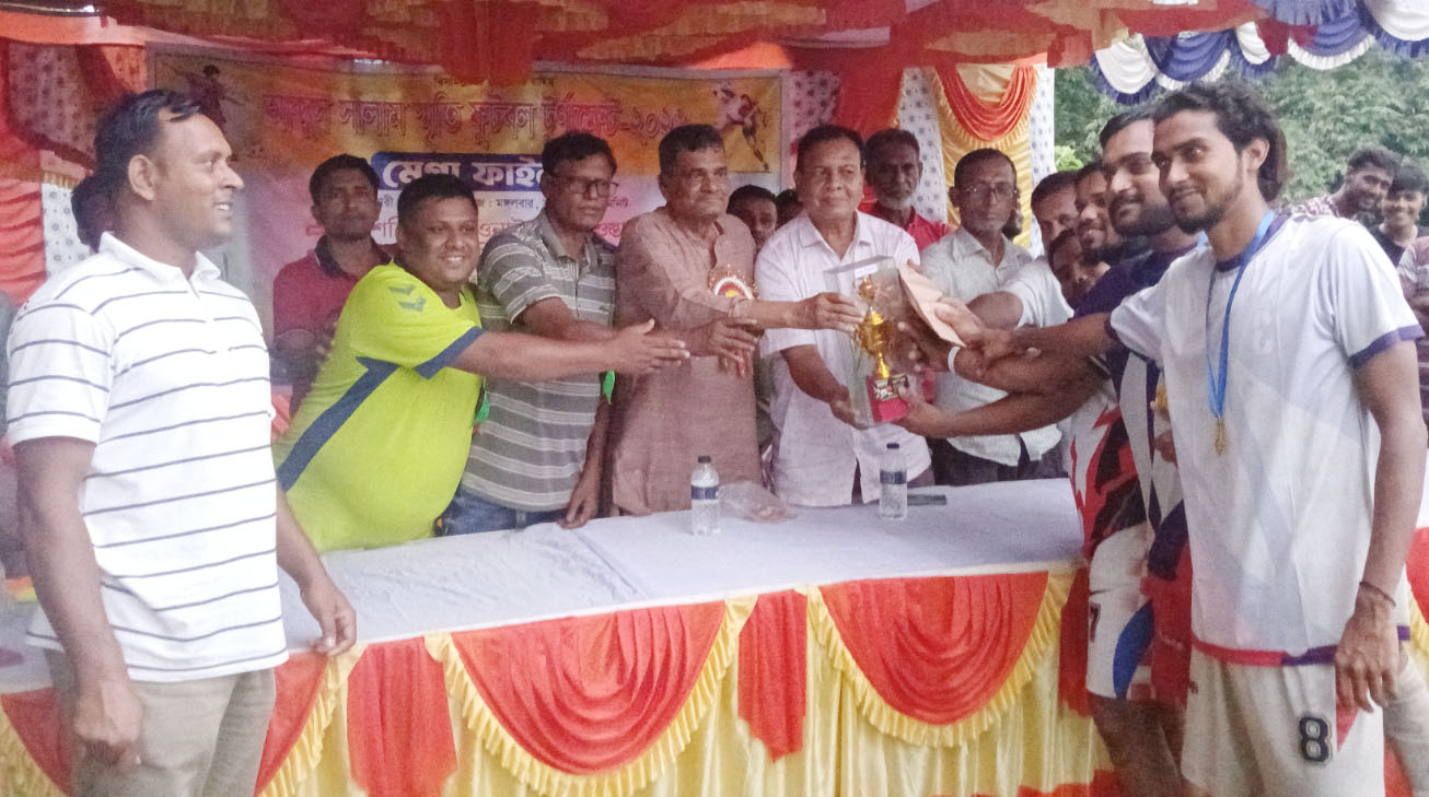 আলমডাঙ্গার কুমারী বৃষ্টিভেজা মাঠে দুর্দান্ত লড়াই : কুমারী ফুটবল একাডেমির শিরোপা জয়
