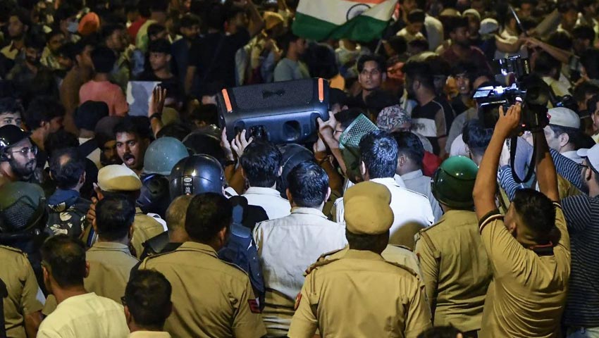 আন্দোলনকারীদের ওপর নজরদারি বাড়ালো দিল্লি পুলিশ
