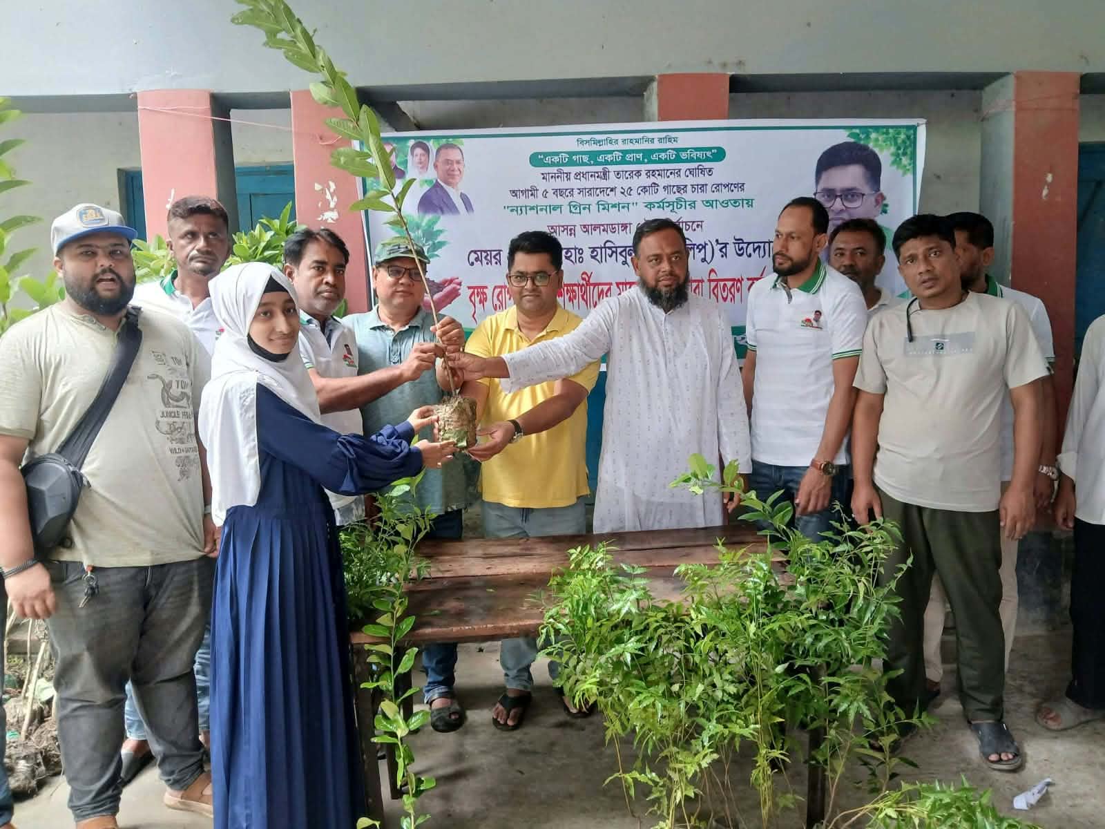 আলমডাঙ্গায় শিক্ষার্থীদের মাঝে গাছের চারা বিতরণ, বৃক্ষরোপণ কর্মসূচির উদ্বোধন