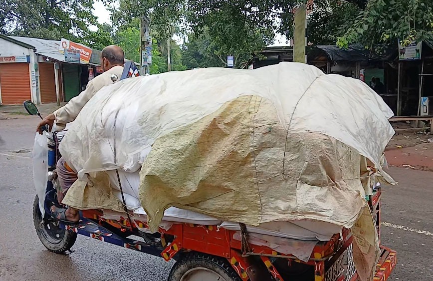 আলমডাঙ্গায় কৃষকদের জন্য বরাদ্দ সরকারি সার গোপনে পাচারের অভিযোগে একটি অটোভ্যানসহ ২০ বস্তা সার আটক