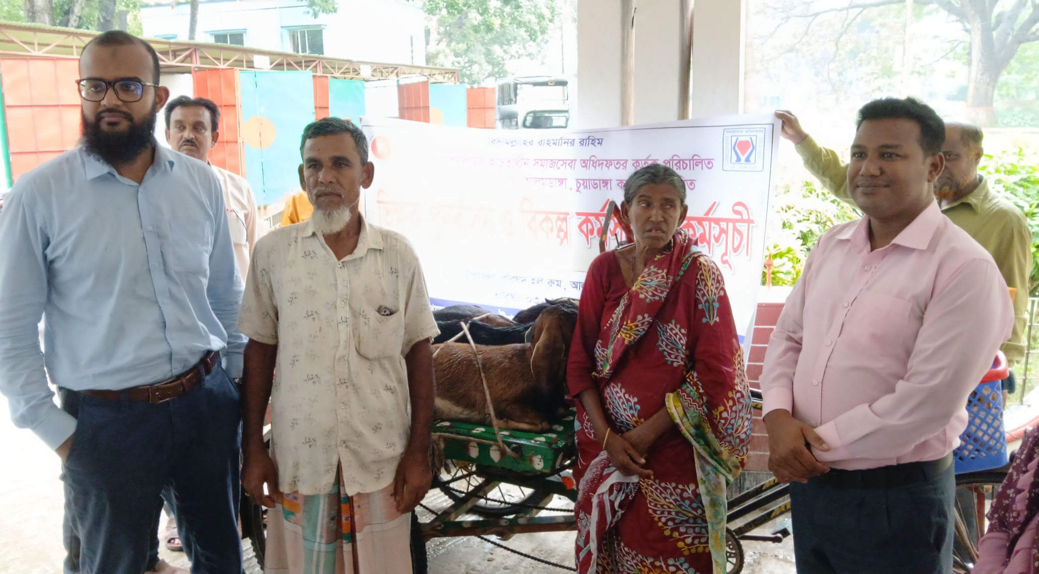 সহায়তার হাত ধরে ভিক্ষাবৃত্তি থেকে বেরিয়ে স্বাবলম্বী হওয়ার নতুন করে উদ্দীপনা পেয়েছেন  আলমডাঙ্গার তিন ভিক্ষুক