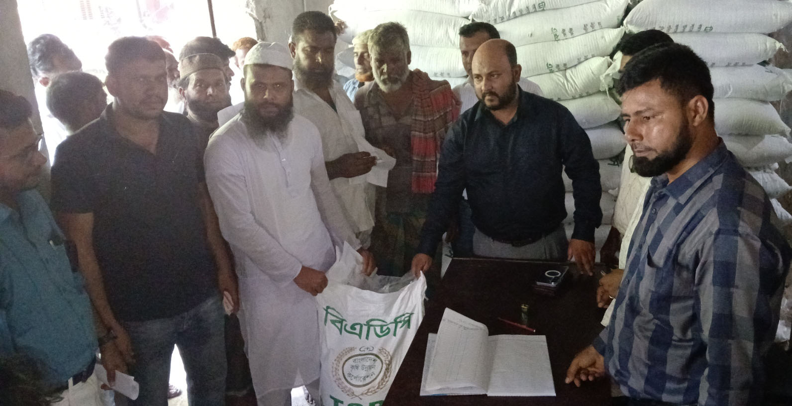 আলমডাঙ্গায় অবৈধ পথে আনা ৪৪০ বস্তা টিএসপি সার কৃষকদের মাঝে ন্যায্যমূল্যে বিক্রি শুরু