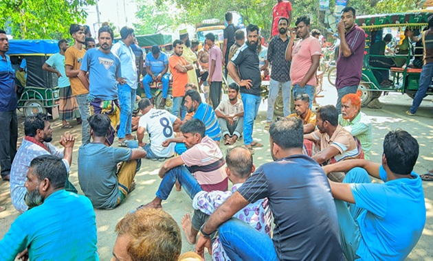 চুয়াডাঙ্গায় ইজিবাইক আটক ও জরিমানার প্রতিবাদে সাড়ে ৪ ঘণ্টা মহাসড়ক অবরোধ