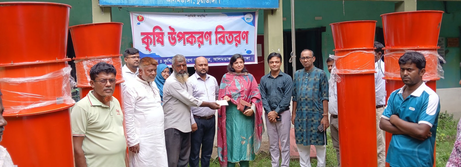 আলমডাঙ্গায় কৃষি প্রণোদনার উপকরণ হিসেবে পেঁয়াজ চাষিদের মাঝে পেঁয়াজ সংরক্ষনের জন্য এয়ার ফ্লো মেশিন বিতরণ