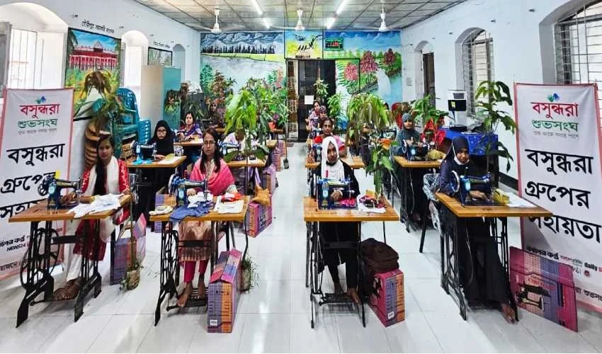 গৌরীপুরে স্বাবলম্বী হওয়ার স্বপ্নে ২০ অসচ্ছল নারীর হাতে সেলাই মেশিন দিল বসুন্ধরা গ্রুপ